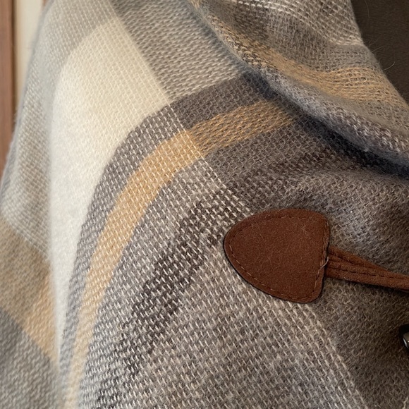 Shawl One Size! Warm! Only tryed on! Brand new - Picture 3 of 4